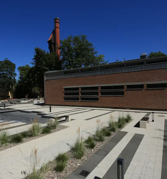 Miejski szyk pod stopami - realizacje wykończone kostką brukową Polbruk Polbruk Complex, Murek Grando, Polbruk Urbanika 60