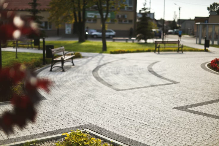 Realizacja ogrodu wykonana z użyciem kostki brukowej Avanti firmy Polbruk z szarej kolorystyce.