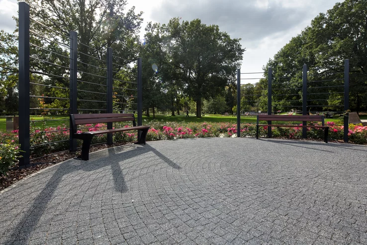 Realizacja ogrodu wykonana z użyciem kostki brukowej Avanti firmy Polbruk z kolorze grafitowym.