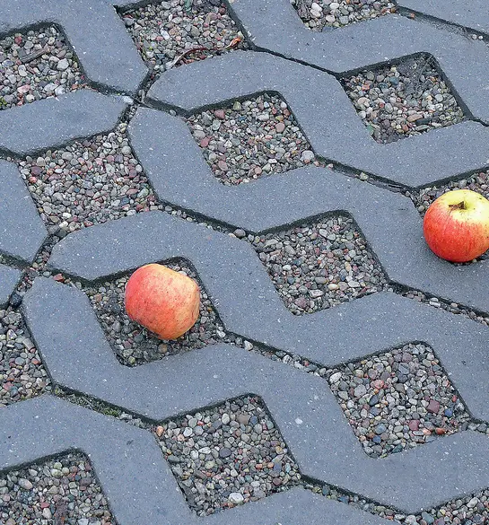 Realizacja wykonana z użyciem płyty ażurowej Meba firmy Polbruk z kolorze grafitowym.