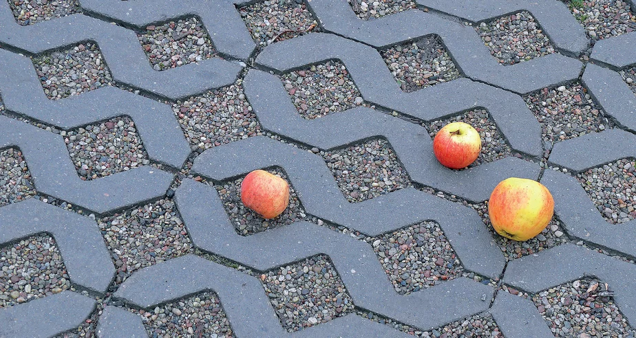 Realizacja wykonana z użyciem płyty ażurowej Meba firmy Polbruk z kolorze grafitowym.