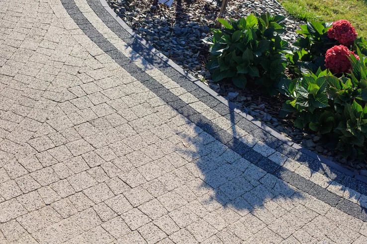 Realizacja wykonana z użyciem obrzeża chodnikowego firmy Polbruk w kolorze Grafitowym.