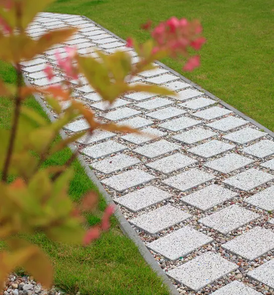 Realizacja alejki wykonana z użyciem kostki brukowej Complex firmy Polbruk w kolorze Szarym.