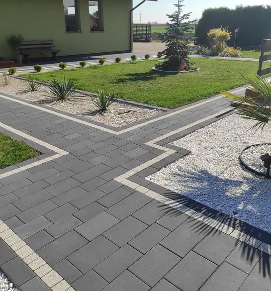 Realizacja wykonana z użyciem kostki brukowej Ideo firmy Polbruk w kolorze Grafitowym.