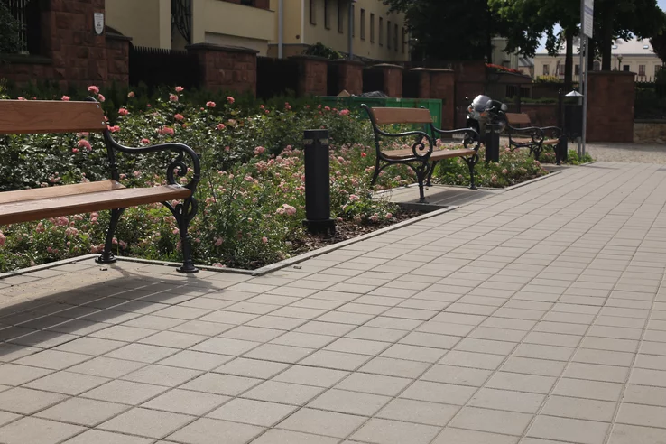 Realizacja wykonana z użyciem kostki chodnikowej Kwadrat firmy Polbruk w kolorze Szarym.