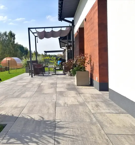 Realizacja wykonana z użyciem wielkoformatowej płyty Magna firmy Polbruk w kolorze Nerino (Biało-Szaro-Czarny).