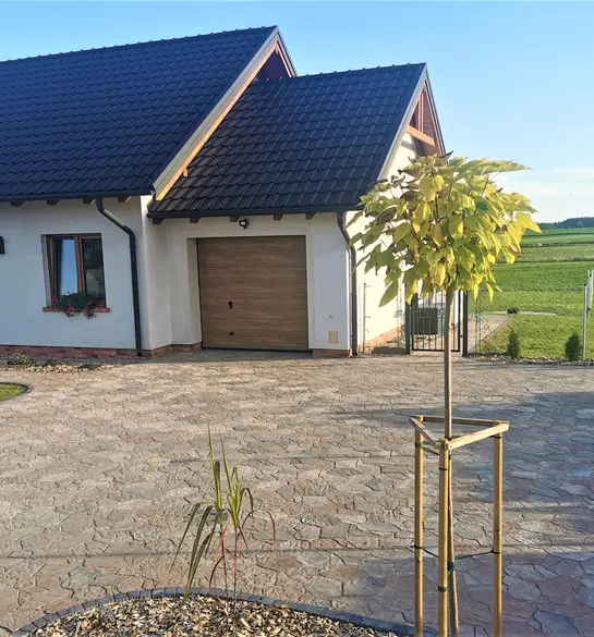 Realizacja wykonana z użyciem kostki Petra firmy Polbruk w kolorze Onyx (Biało-Szaro-Pomarańczowy).