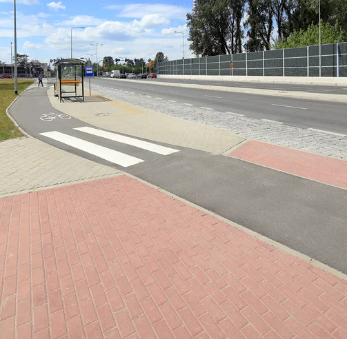 Realizacja wykonana z użyciem kostki brukowej chodnikowej Prostokąt firmy Polbruk w kolorze Czerwonym.