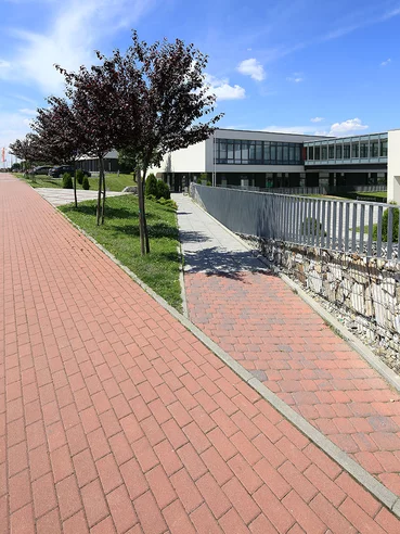 Realizacja wykonana z użyciem kostki brukowej chodnikowej Prostokąt firmy Polbruk w kolorze Czerwonym.