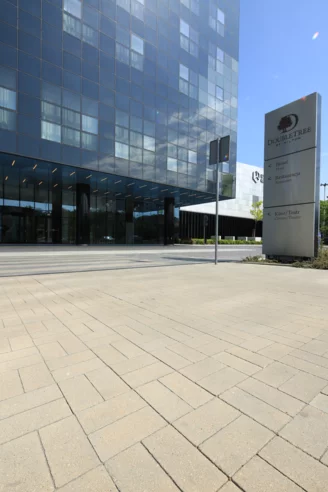 Realizacja wykonana z użyciem kostki brukowej chodnikowej Prostokąt firmy Polbruk w kolorze Szary.