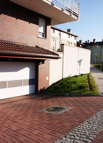 Realizacja wykonana z użyciem kostki brukowej chodnikowej Prostokąt firmy Polbruk w kolorze Czerwonym.
