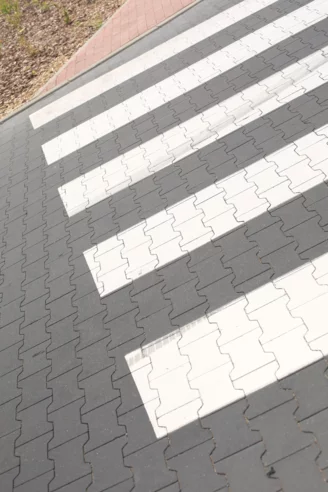 Realizacja wykonana z użyciem kostki przemysłowej Tetka firmy Polbruk w kolorze Grafitowym.