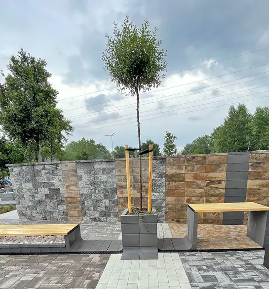 Realizacja wykonana z użyciem systemu donicowego Tigela firmy Polbruk w kolorze Stalowym.