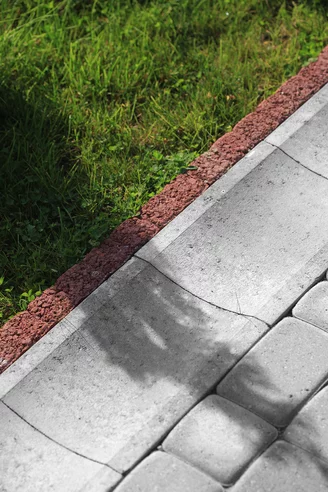 Realizacja wykonana z użyciem płyty ściekowej Typ Korytkowy firmy Polbruk w kolorze Szarym.