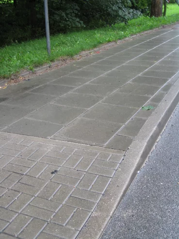 Realizacja wykonana z użyciem Krawężnika Skośnego firmy Polbruk w kolorze Szarym.